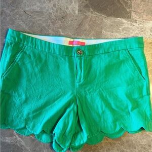 Lilly Pulitzer green Callahan scalloped women's shorts size 16 EUC